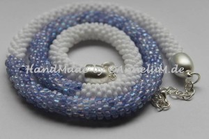 Kette in blau-weiß