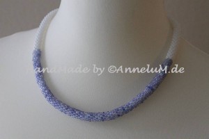Kette in blau-weiß