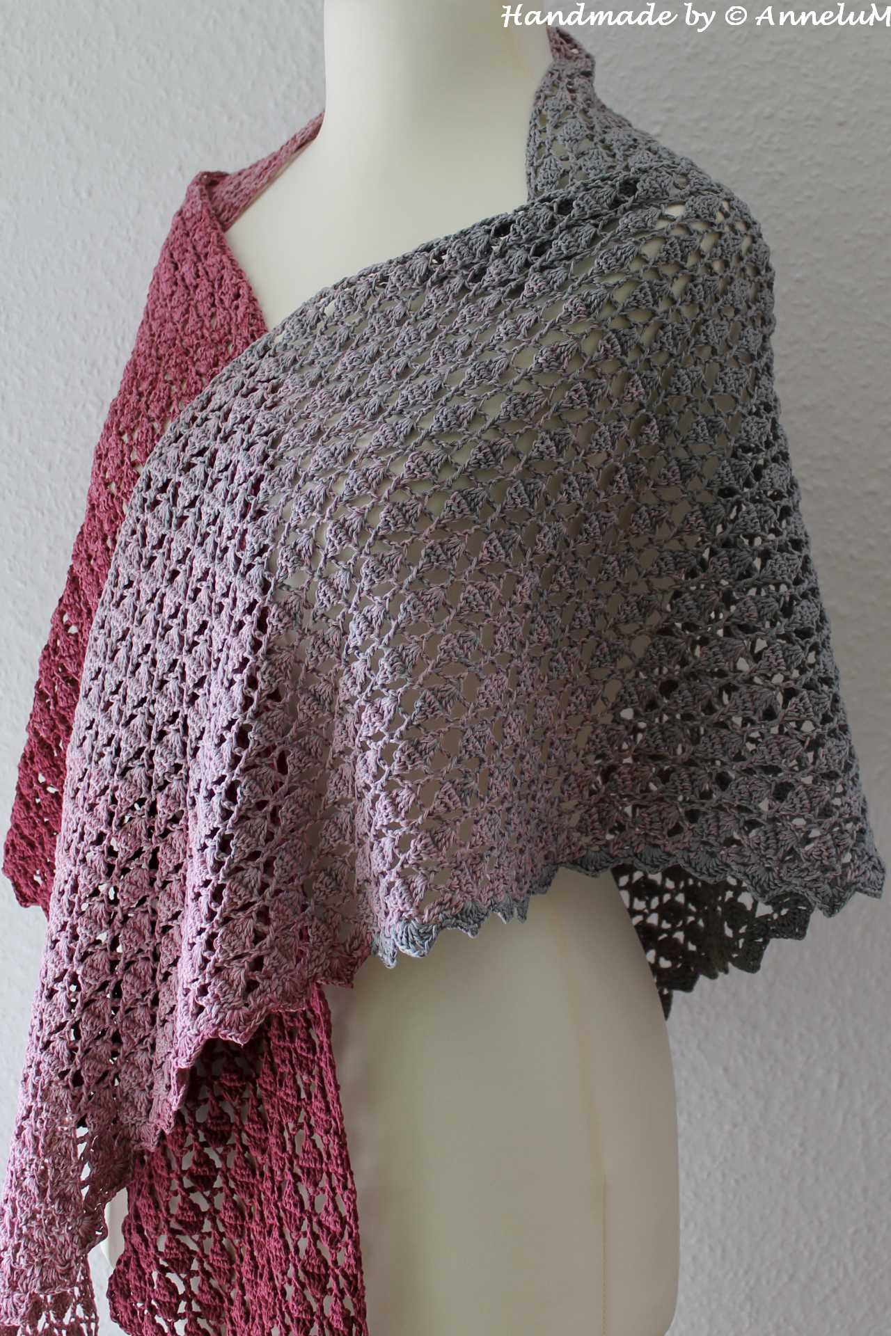 Dragon Scale Tuch in grau-lila das Muster wie eine Drachenhaut.